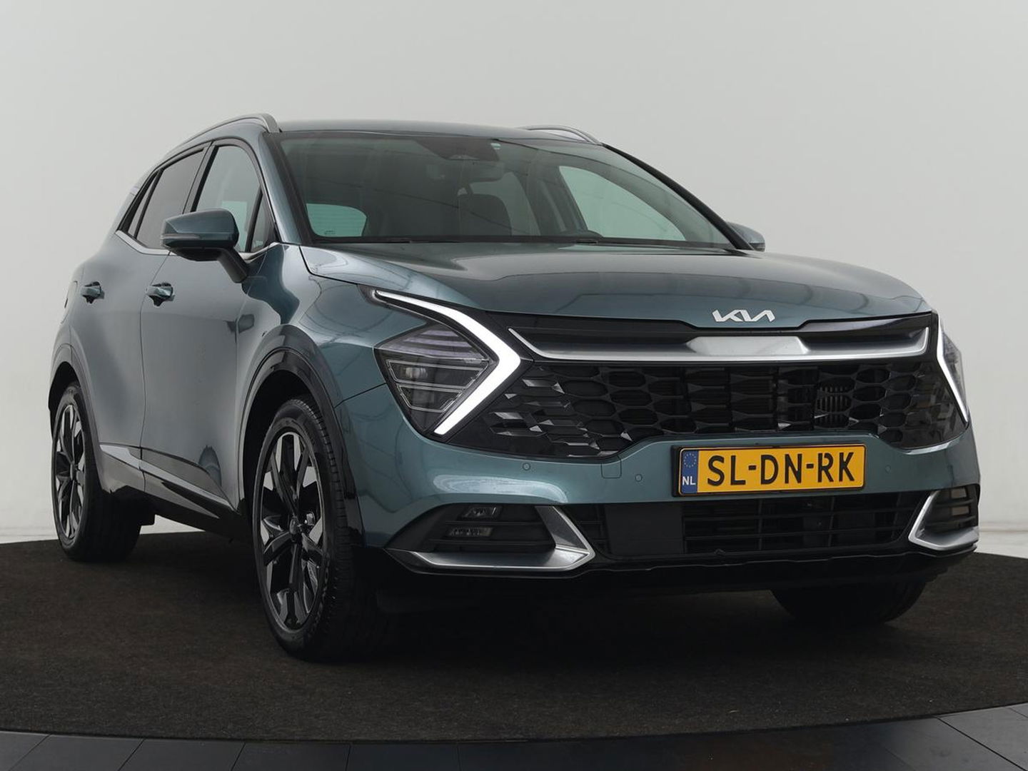 Kia Sportage 1.6 T-GDI Plug-in Hybrid AWD DynamicPlusLine | Stoel & stuurverwarming | Half leder | Camera | Carplay | Adaptive cruise | 19'' | Navigatie | Achterbankverwarming | PHEV