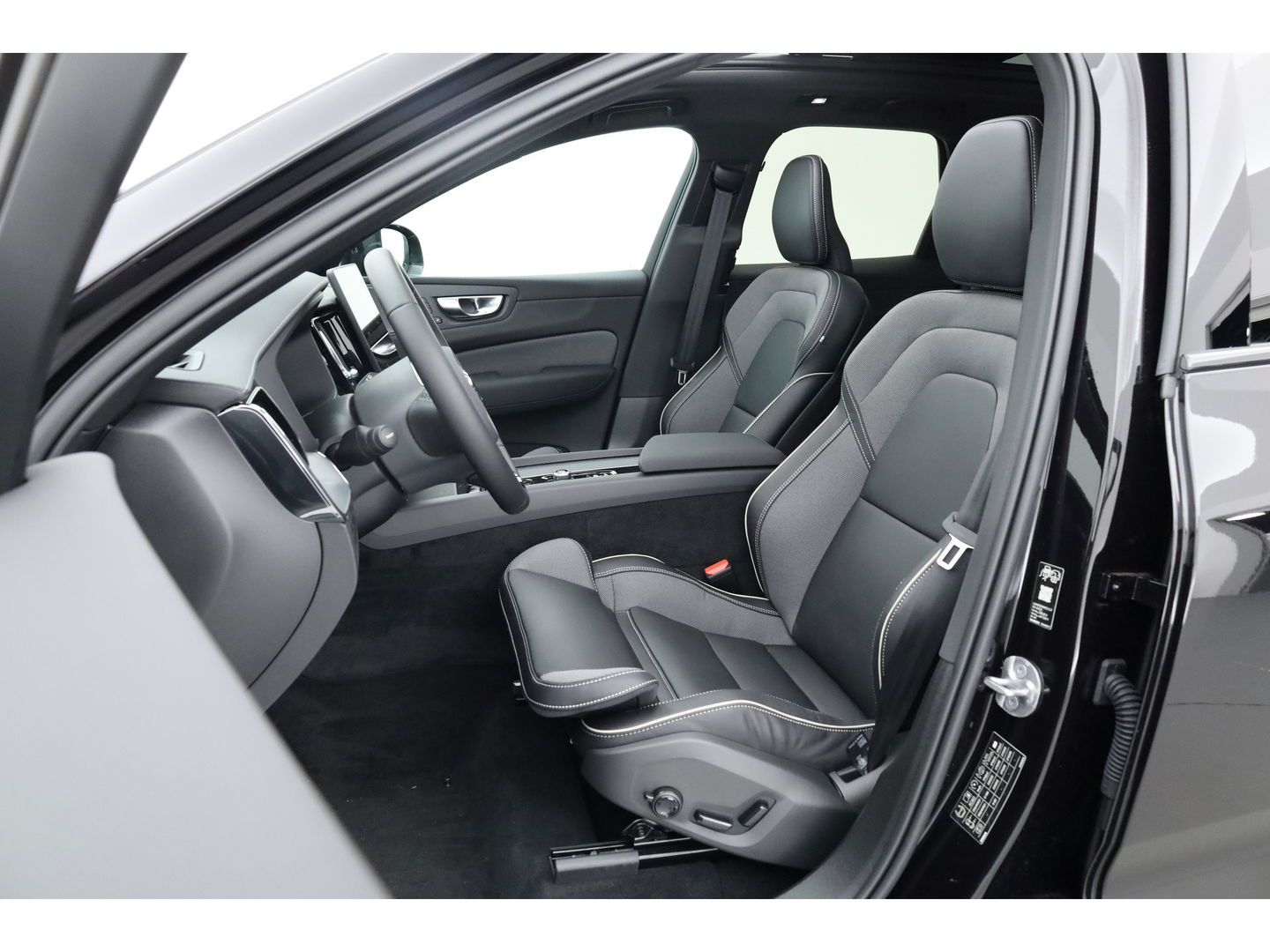 Volvo XC60 T6 Plug-in hybrid Ultra Black Edition | Facelift | Pano | HUD | 360cam | Harman Kardon | Memory seats | Pilot Assist |