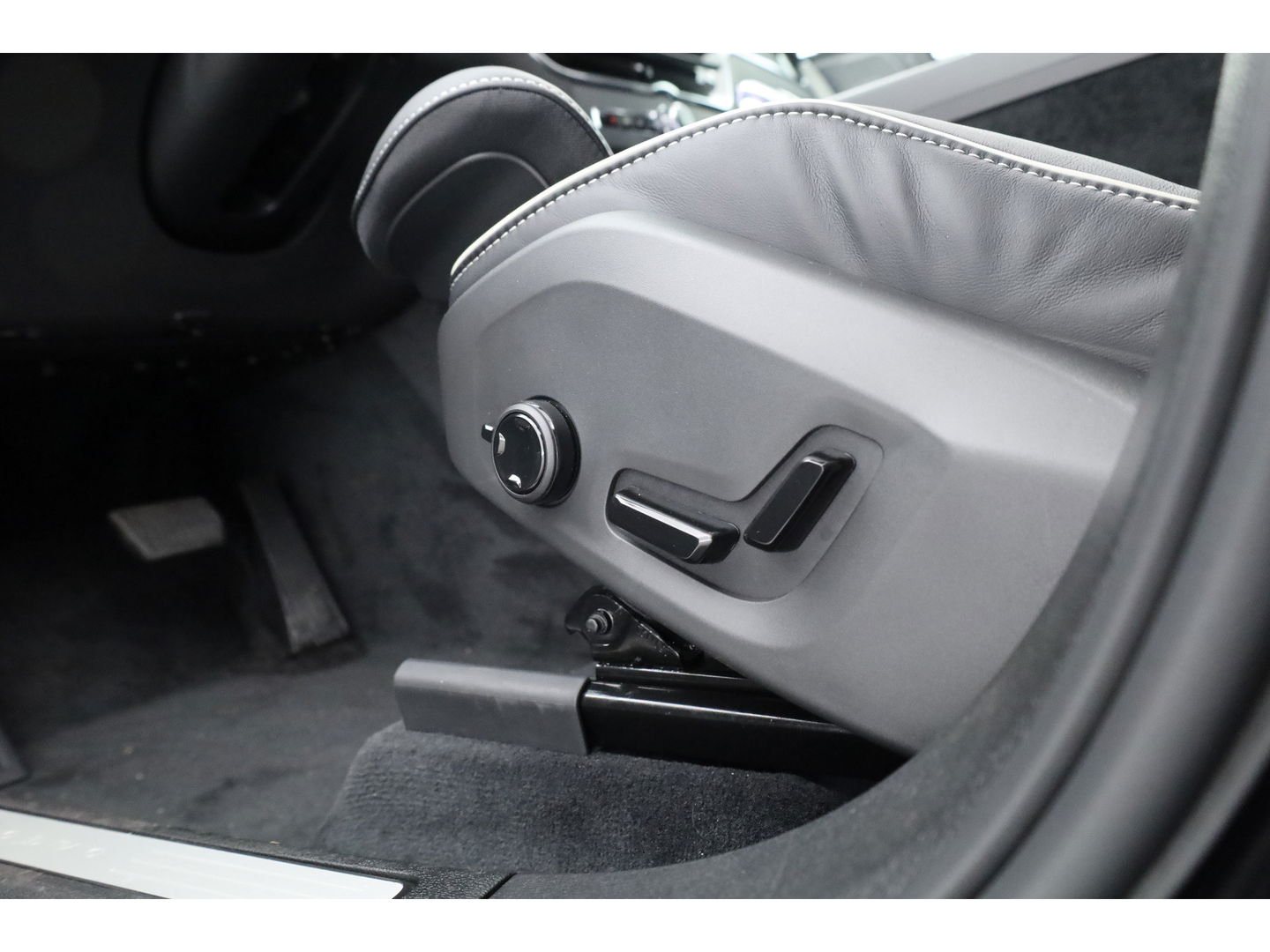 Volvo XC60 T6 Plug-in hybrid Ultra Black Edition | Facelift | Pano | HUD | 360cam | Harman Kardon | Memory seats | Pilot Assist |