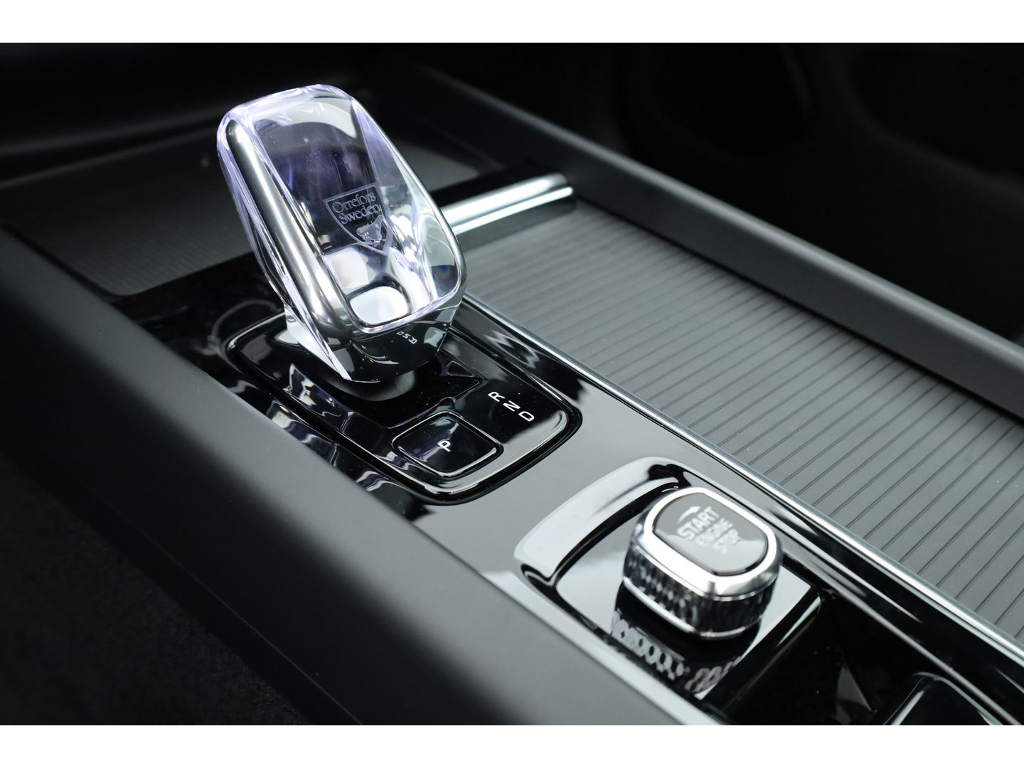 Volvo XC60 T6 Plug-in hybrid Ultra Black Edition | Facelift | Pano | HUD | 360cam | Harman Kardon | Memory seats | Pilot Assist |