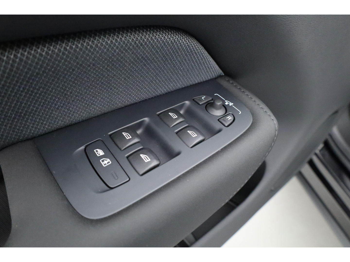 Volvo XC60 T6 Plug-in hybrid Ultra Black Edition | Facelift | Pano | HUD | 360cam | Harman Kardon | Memory seats | Pilot Assist |