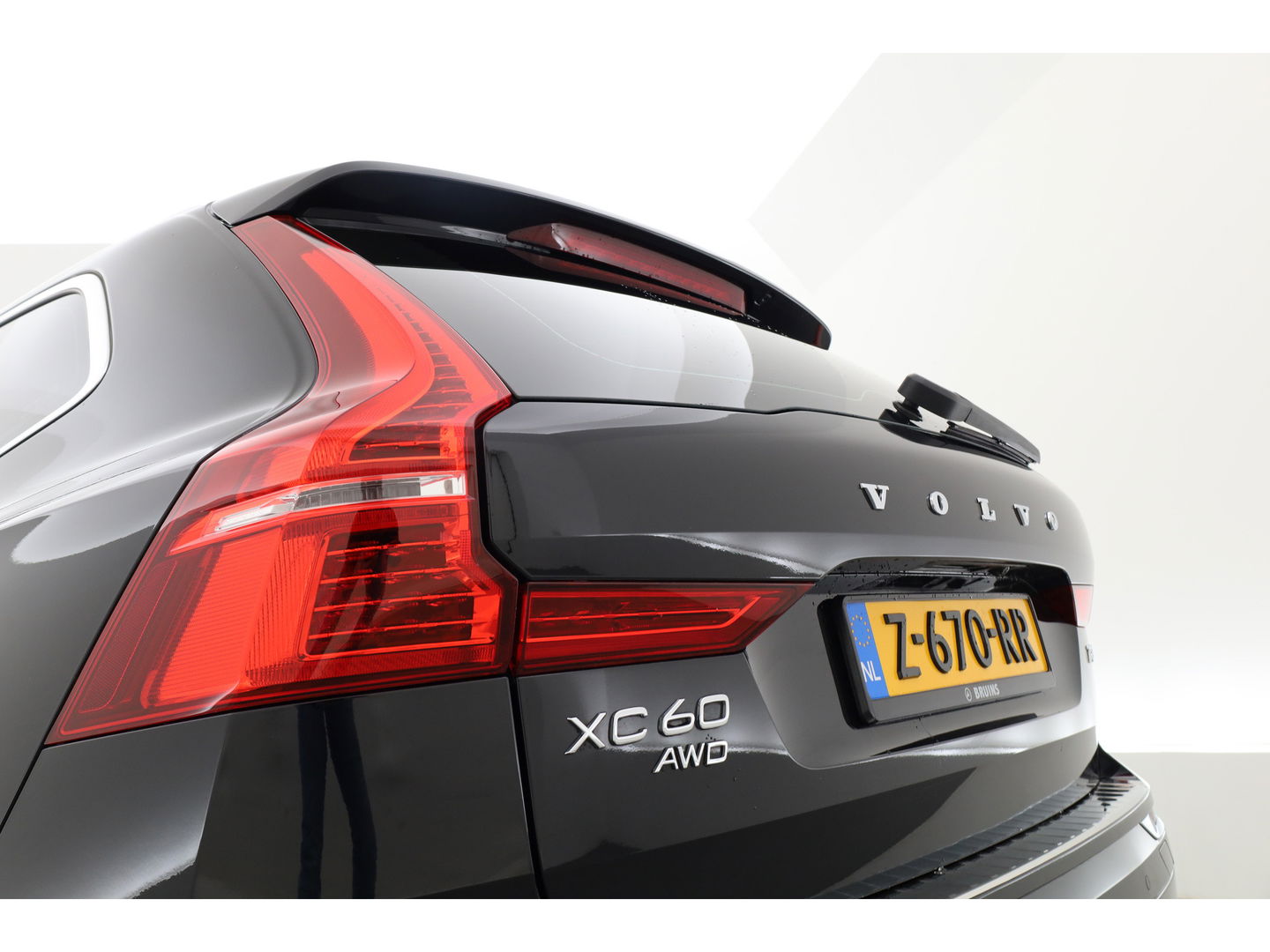 Volvo XC60 2.0 T8 Twin Engine AWD Inscription | Pano- dak |  Massage | Head-up | Trekhaak | H&K Audio |