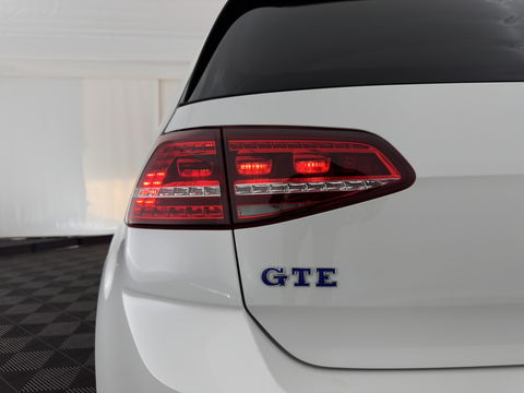 Volkswagen Golf 1.4 TSI GTE Executive Plus ( Plug-in ) Aut. * PANO | FULL-LED | NAVI-FULLMAP | SPORT-SEATS | DAB+ | ECC | CRUISE | CAMERA | PRIVACY-GLASS | 18" ALU *