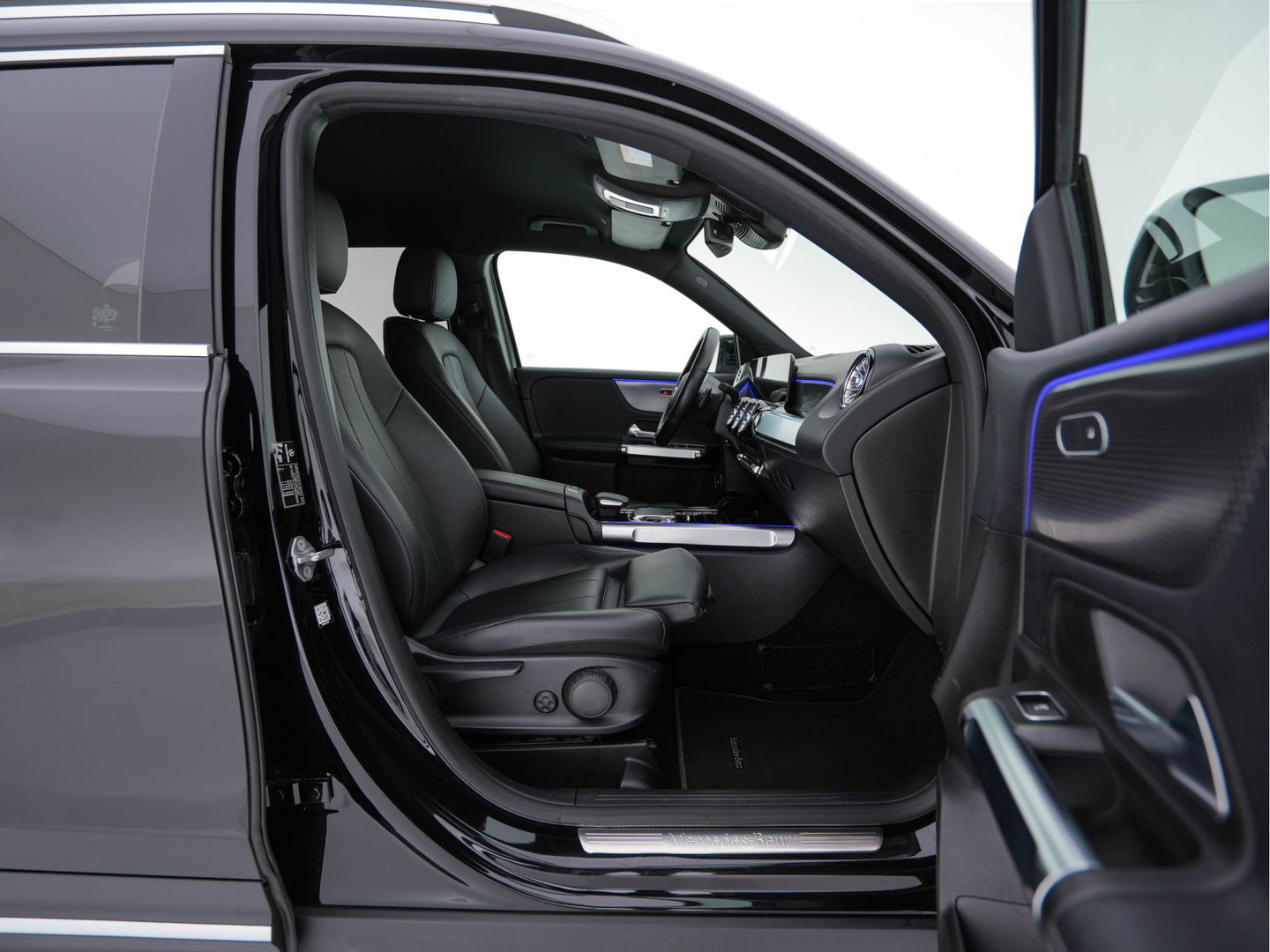 Mercedes-Benz GLB 180 d Business Solution Luxury [ 7-Pers. ] (INCL-BTW) Aut. *LUXURY-LEATHER | FULL-LED | AMBIENT-LIGHT | WIDESCREEN-DIGI-COCKPIT | HEATED-COMFORTSEATS | CAMERA | DAB+ | NAVI-FULLMAP | ECC | MEMORY-PACK | PDC | CRUISE | PRIVACY-GLASS |