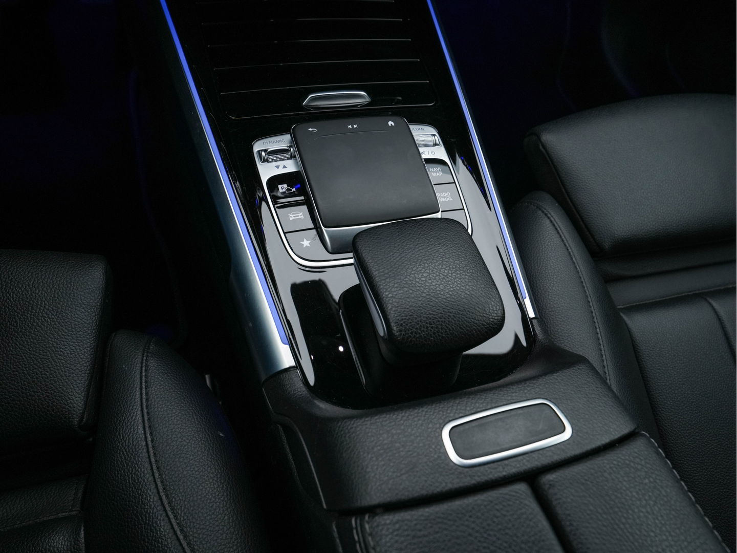 Mercedes-Benz GLB 180 d Business Solution Luxury [ 7-Pers. ] (INCL-BTW) Aut. *LUXURY-LEATHER | FULL-LED | AMBIENT-LIGHT | WIDESCREEN-DIGI-COCKPIT | HEATED-COMFORTSEATS | CAMERA | DAB+ | NAVI-FULLMAP | ECC | MEMORY-PACK | PDC | CRUISE | PRIVACY-GLASS |