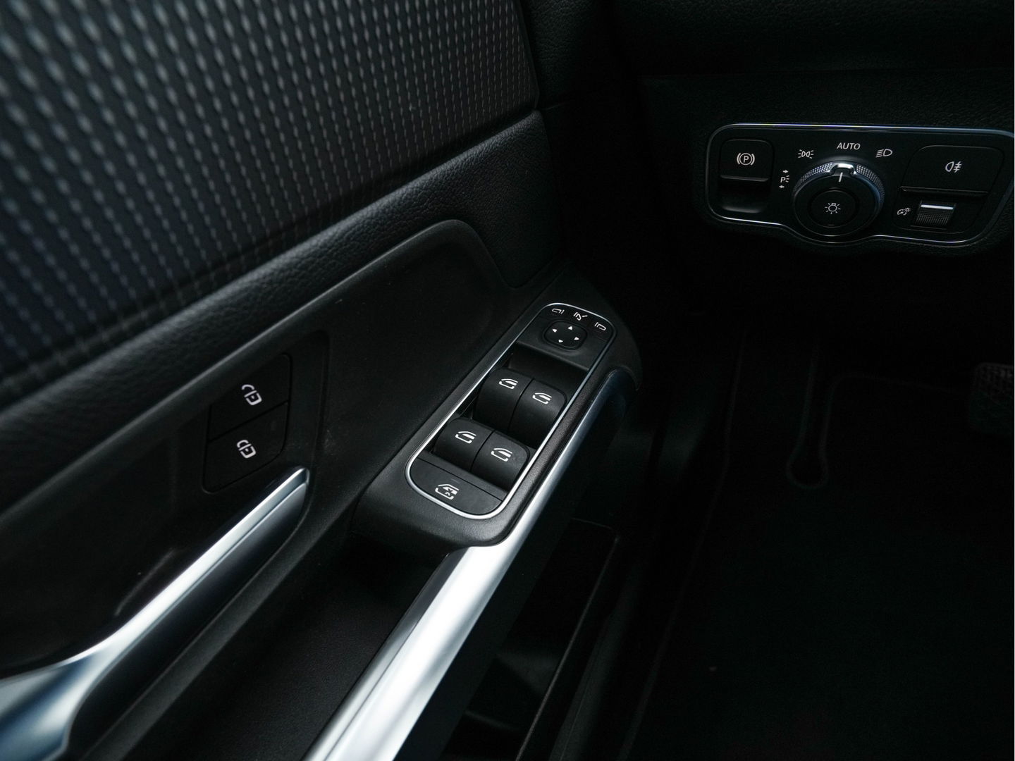 Mercedes-Benz GLB 180 d Business Solution Luxury [ 7-Pers. ] (INCL-BTW) Aut. *LUXURY-LEATHER | FULL-LED | AMBIENT-LIGHT | WIDESCREEN-DIGI-COCKPIT | HEATED-COMFORTSEATS | CAMERA | DAB+ | NAVI-FULLMAP | ECC | MEMORY-PACK | PDC | CRUISE | PRIVACY-GLASS |