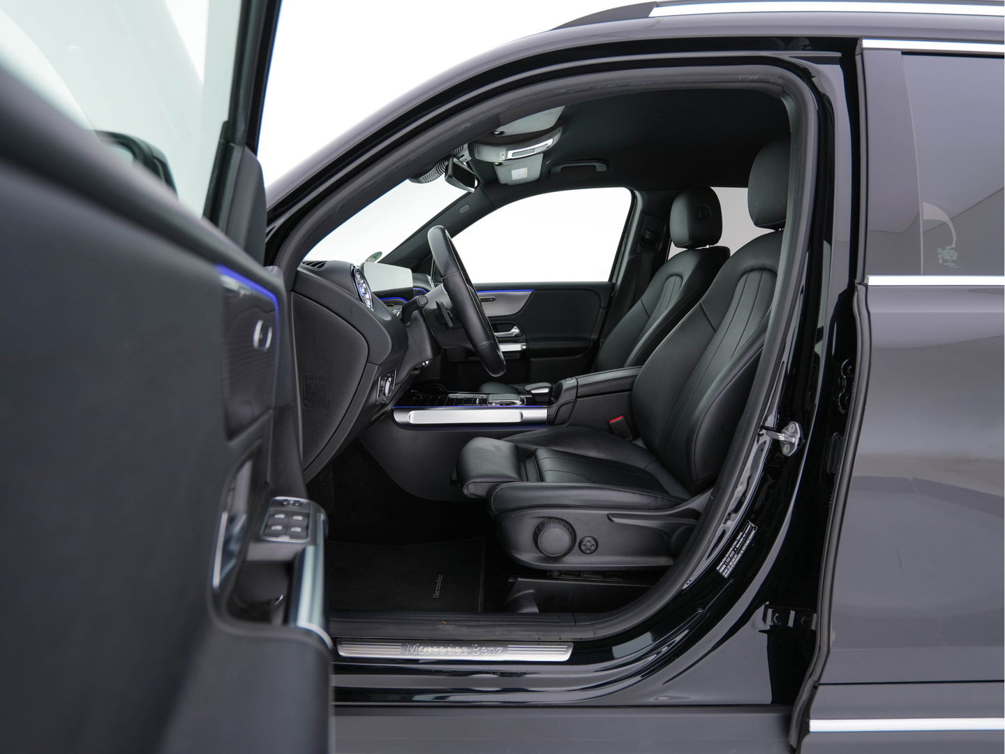 Mercedes-Benz GLB 180 d Business Solution Luxury [ 7-Pers. ] (INCL-BTW) Aut. *LUXURY-LEATHER | FULL-LED | AMBIENT-LIGHT | WIDESCREEN-DIGI-COCKPIT | HEATED-COMFORTSEATS | CAMERA | DAB+ | NAVI-FULLMAP | ECC | MEMORY-PACK | PDC | CRUISE | PRIVACY-GLASS |