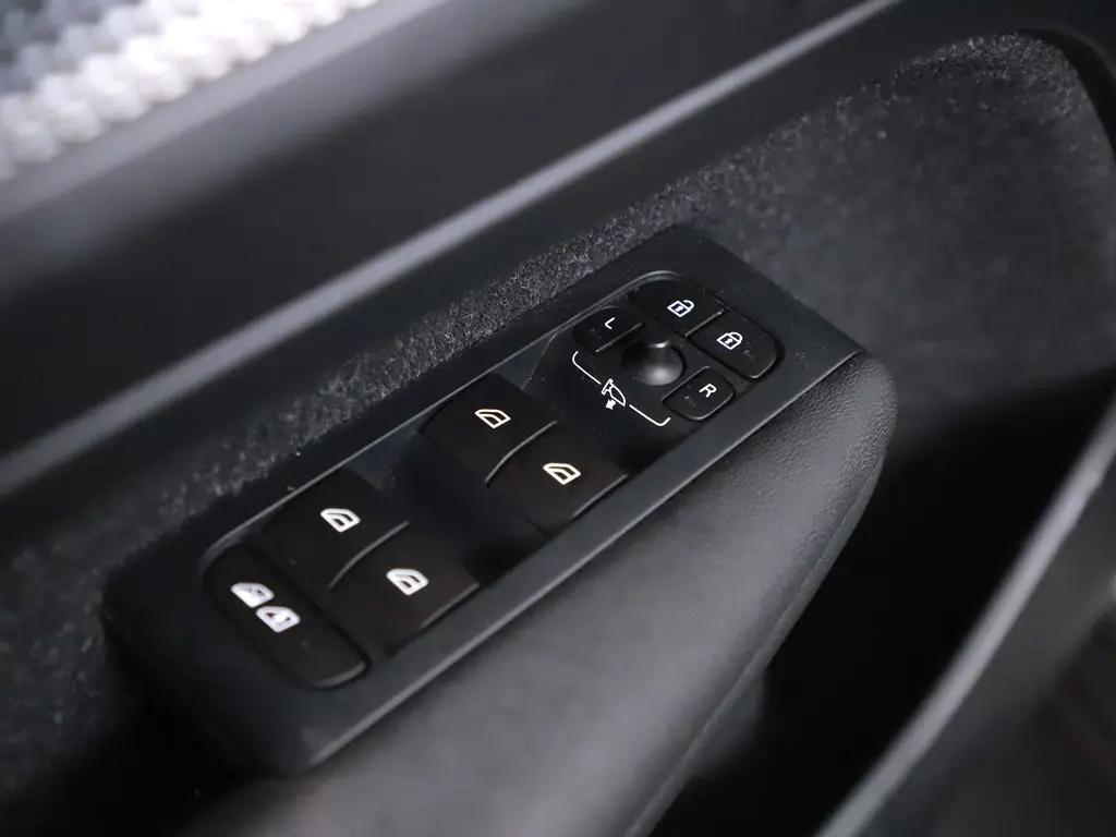 Volvo XC40 2.0 T5 AWD R-Design Pano H\K 360° ACC Trekh. NAP