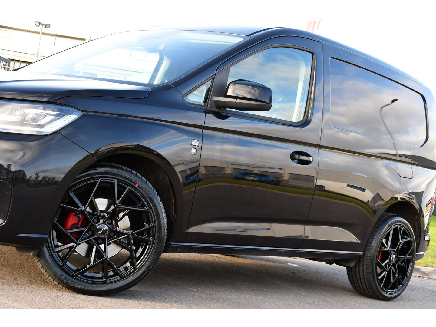 Volkswagen Caddy Cargo 2.0 TDI 1st Black Edition Virtual, Adaptieve Cruise, Camera, Leder, LED, Carplay, Trekhaak, Stoelverwarming, Uniek!