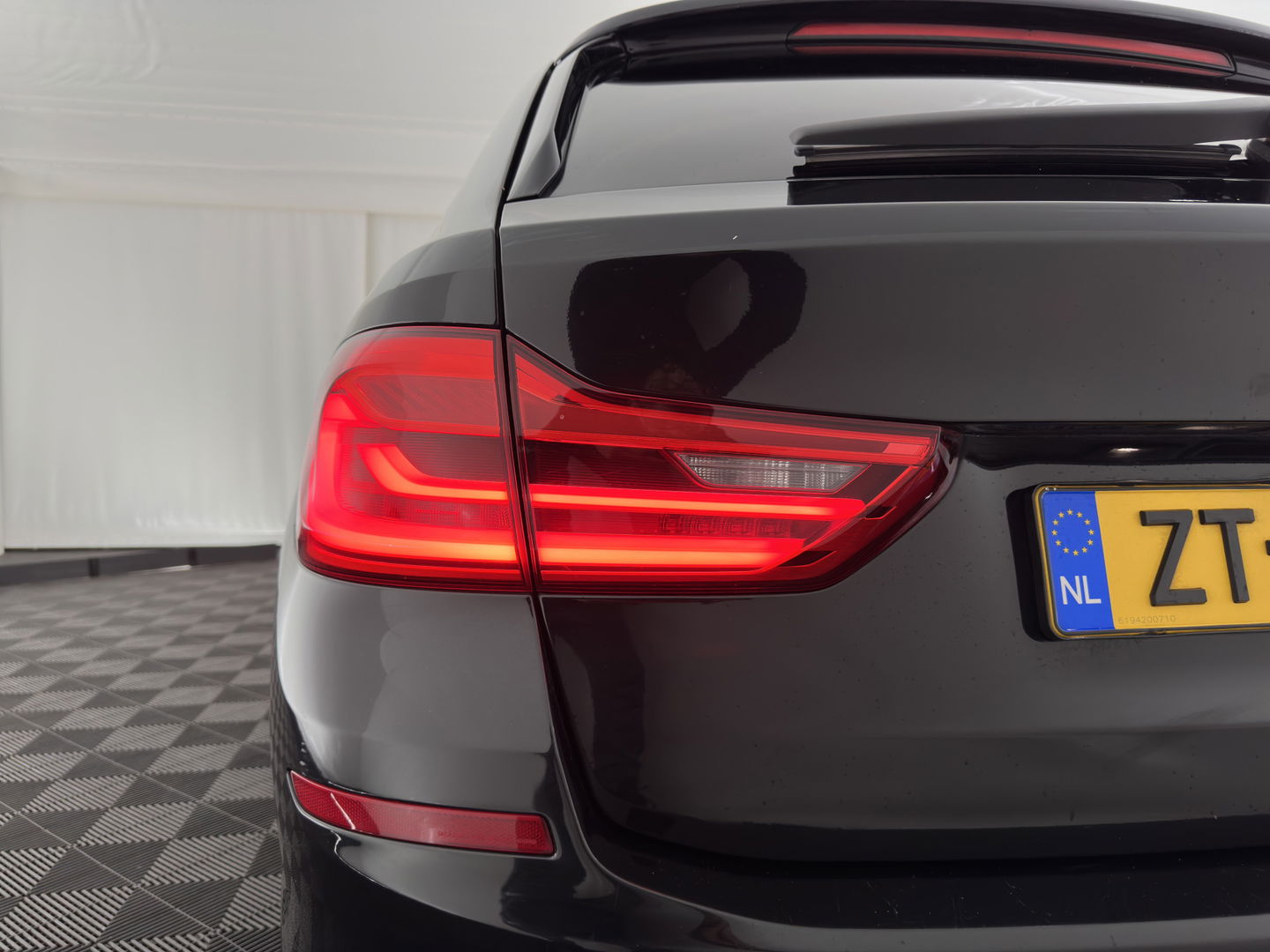 BMW 5 Serie Touring 530d Sportline High Executive Aut. *PANO | LUXURY-LEATHER | FULL-LED | MEMORY-PACK | TOP-VIEW | HEATED-COMFORTSEATS | NAVI-FULLMAP | PRIVACY-GLASS | AMBIENT-LIGHT | ECC | CARPLAY | PDC | TOWBAR | SHIFT-PADDLES | 20"ALU*