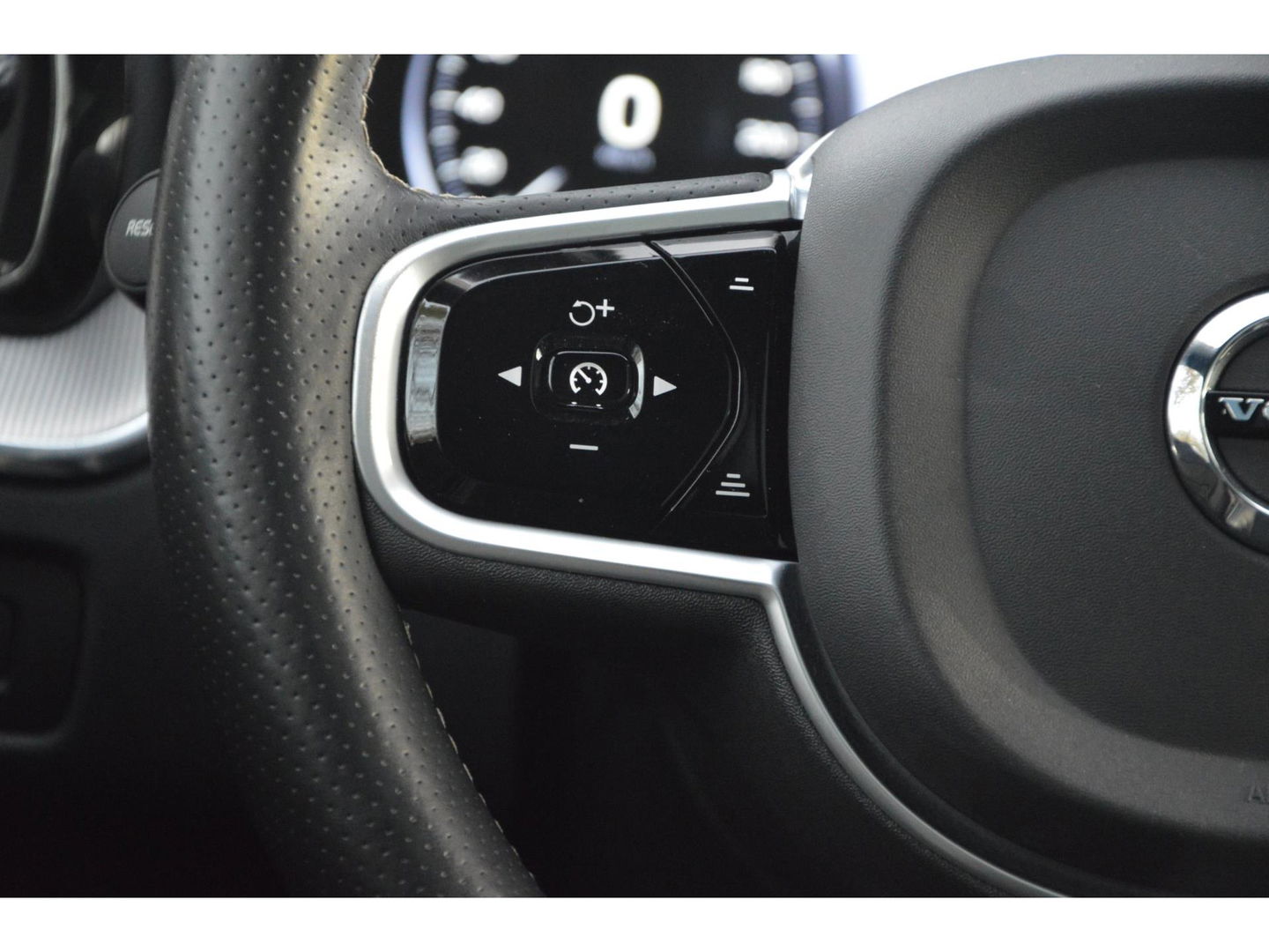 Volvo XC60 T8 Hybride AWD R-Design | Stuurverwarming | Cruise-Control | Schuif/Kantel-dak | Stoelverwarming |