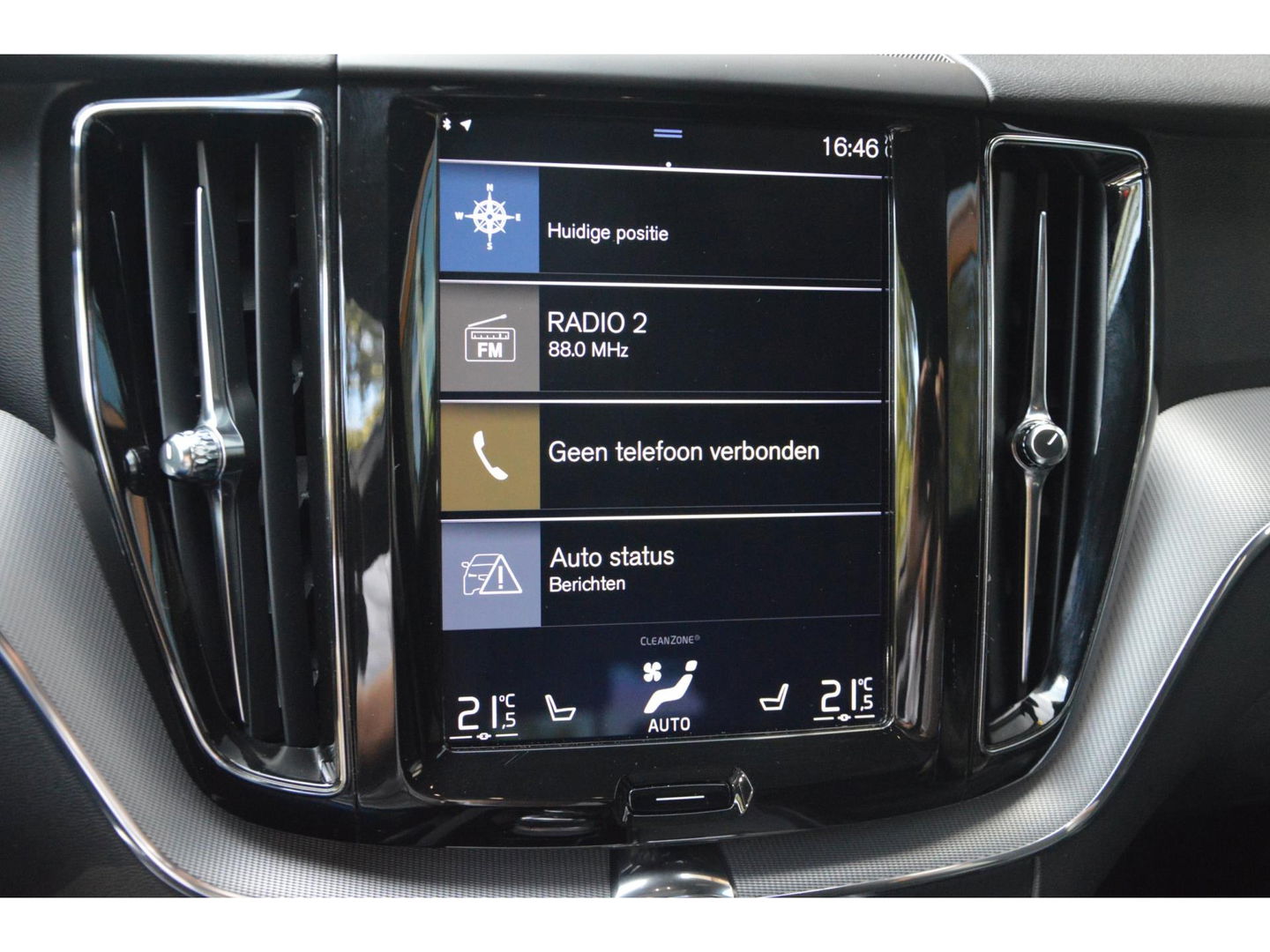 Volvo XC60 T8 Hybride AWD R-Design | Stuurverwarming | Cruise-Control | Schuif/Kantel-dak | Stoelverwarming |