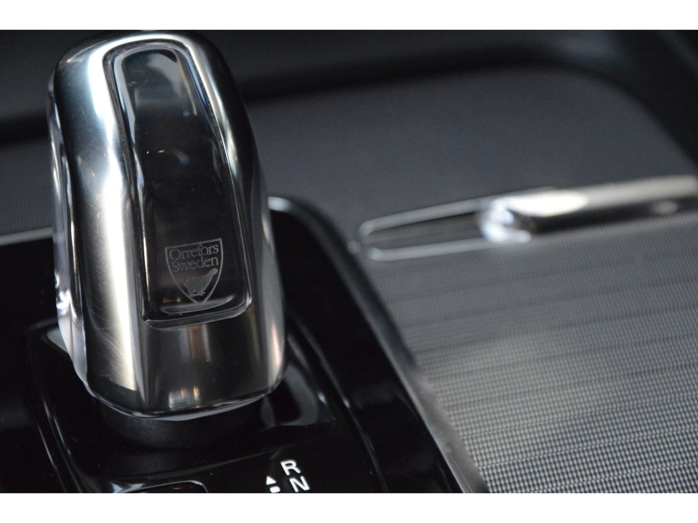 Volvo XC60 T8 Hybride AWD R-Design | Stuurverwarming | Cruise-Control | Schuif/Kantel-dak | Stoelverwarming |