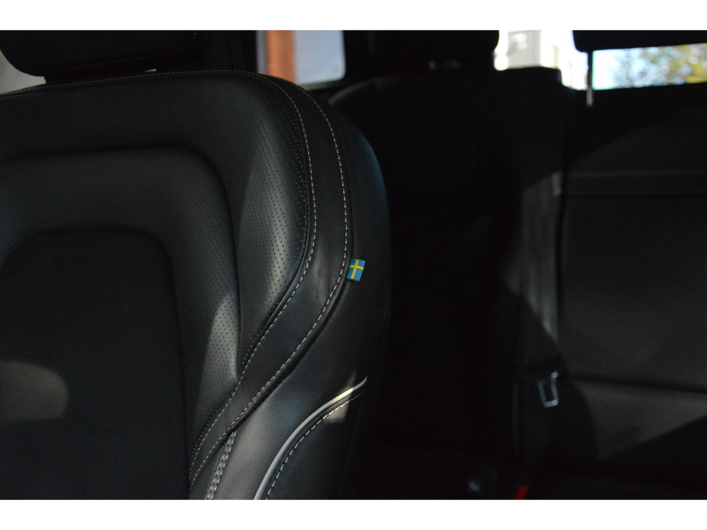 Volvo XC60 T8 Hybride AWD R-Design | Stuurverwarming | Cruise-Control | Schuif/Kantel-dak | Stoelverwarming |