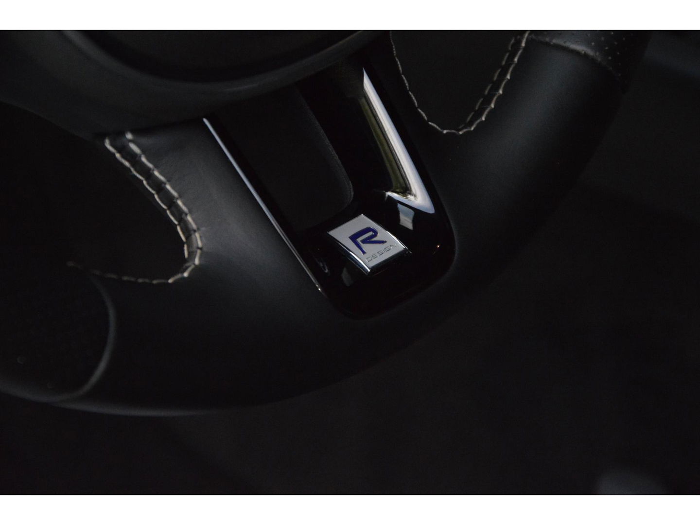 Volvo XC60 T8 Hybride AWD R-Design | Stuurverwarming | Cruise-Control | Schuif/Kantel-dak | Stoelverwarming |