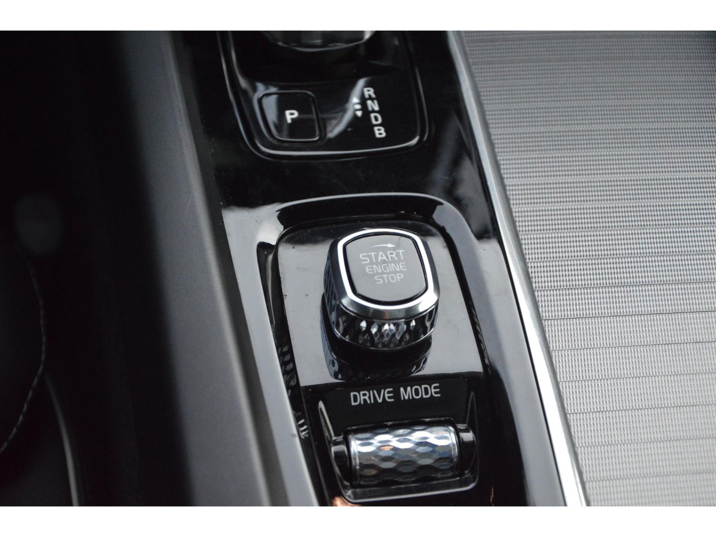 Volvo XC60 T8 Hybride AWD R-Design | Stuurverwarming | Cruise-Control | Schuif/Kantel-dak | Stoelverwarming |