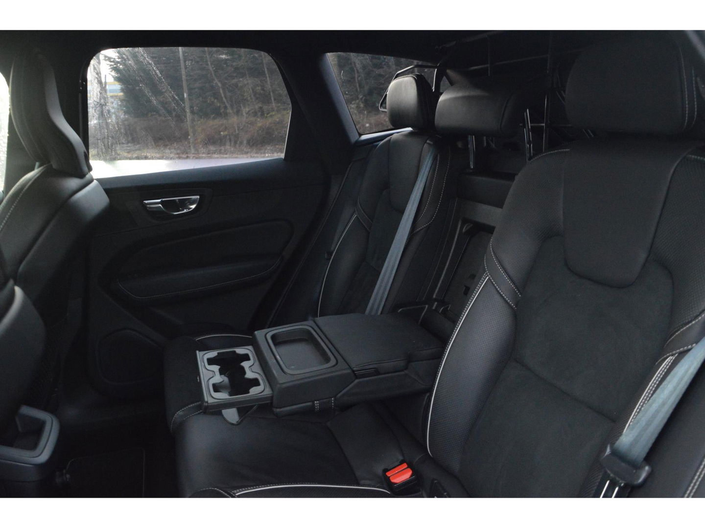 Volvo XC60 T8 Hybride AWD R-Design | Stuurverwarming | Cruise-Control | Schuif/Kantel-dak | Stoelverwarming |