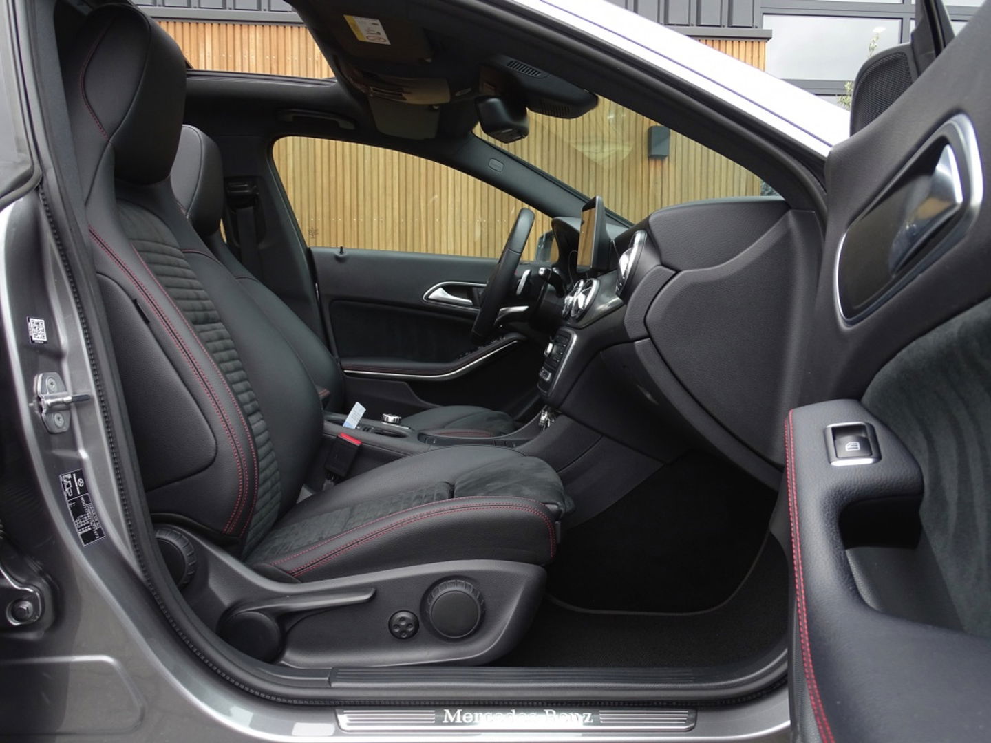 Mercedes-Benz CLA-Klasse Shooting Brake 180 automaat / AMG Ed. 1 / 2019 / LED *NAP*