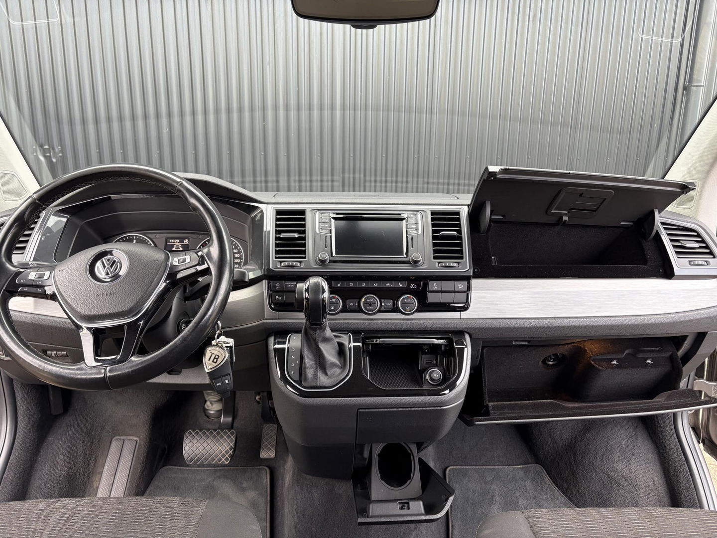 Volkswagen Transporter Multivan 2.0 TDI L2H1 DC 4Motion Multivan | STANDKACHEL | 2x SCHUIFD | STOELVERWARMING | SOFT CLOSE | Transporter