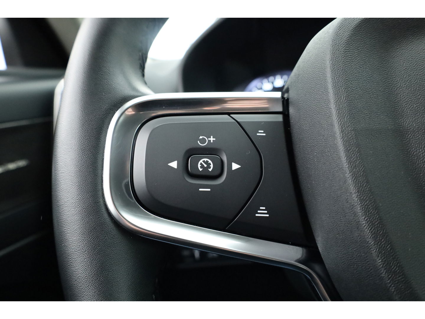 Volvo XC40 1.5 T5 Plug-in hybrid Plus Dark | Facelift | Leer | ACC | H&K Audio | elek. stoelen | Blis |