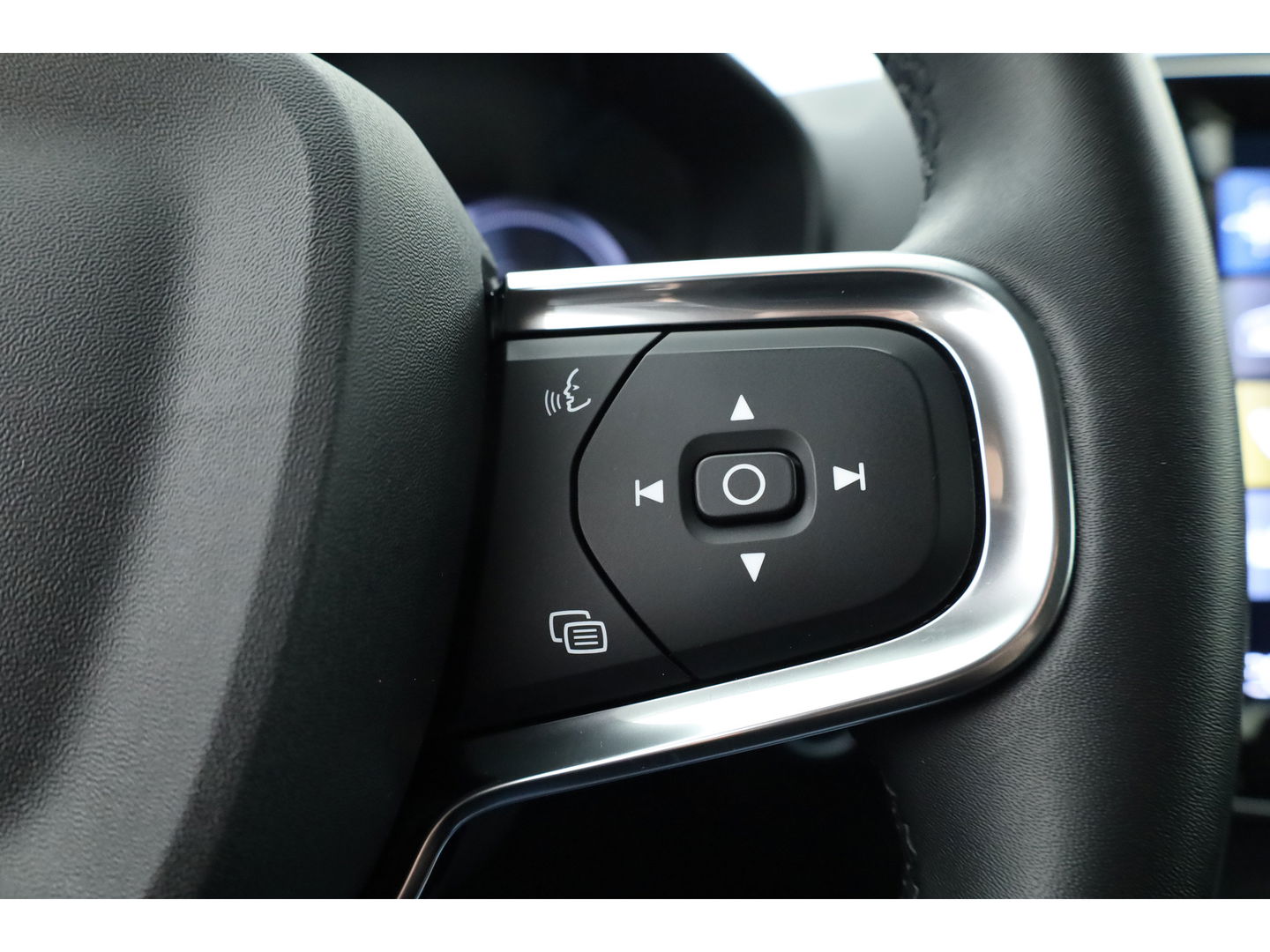 Volvo XC40 1.5 T5 Plug-in hybrid Plus Dark | Facelift | Leer | ACC | H&K Audio | elek. stoelen | Blis |