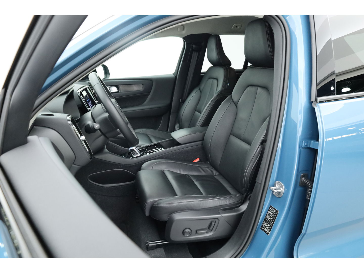 Volvo XC40 1.5 T5 Plug-in hybrid Plus Dark | Facelift | Leer | ACC | H&K Audio | elek. stoelen | Blis |