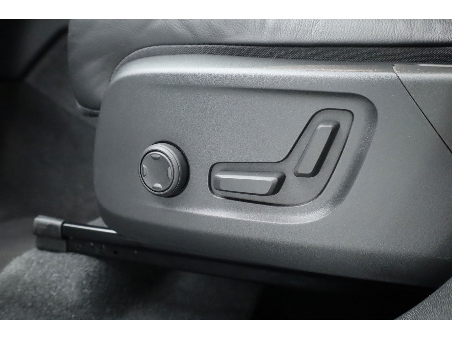 Volvo XC40 1.5 T5 Plug-in hybrid Plus Dark | Facelift | Leer | ACC | H&K Audio | elek. stoelen | Blis |