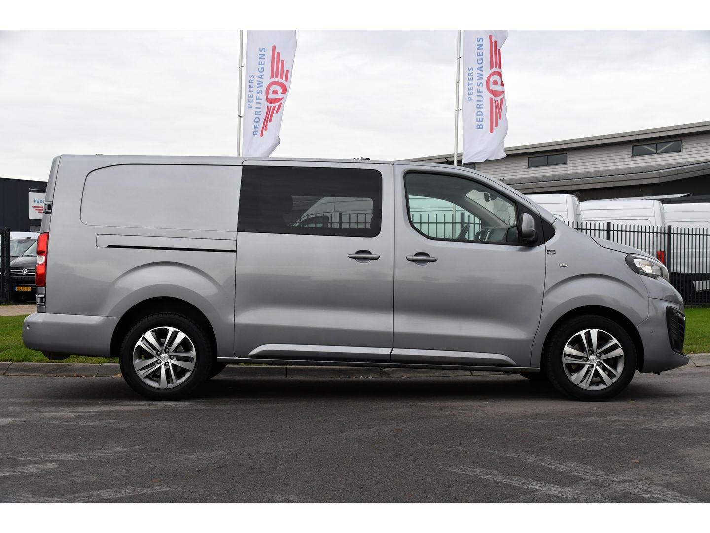 Peugeot Expert 2.0 BlueHDI 120 Long Asphalt DC 360 Camera, Cruise, Carplay, 2 x Schuifdeur, Multimedia, 122pk, Trekhaak, Sensoren, Uniek!