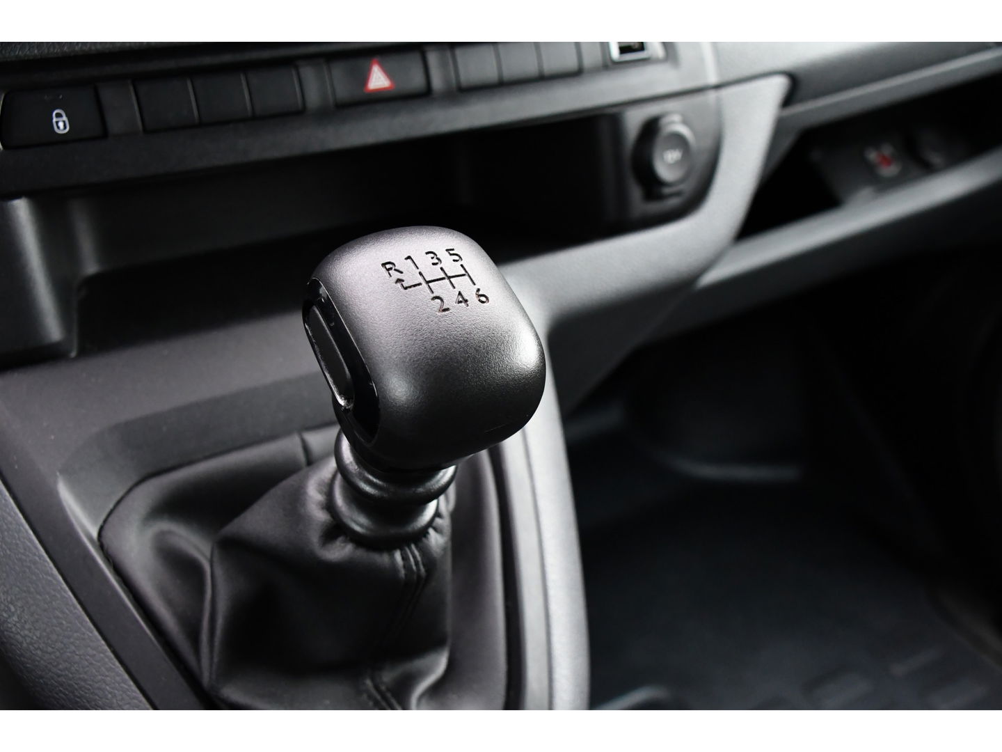 Peugeot Expert 2.0 BlueHDI 120 Long Asphalt DC 360 Camera, Cruise, Carplay, 2 x Schuifdeur, Multimedia, 122pk, Trekhaak, Sensoren, Uniek!