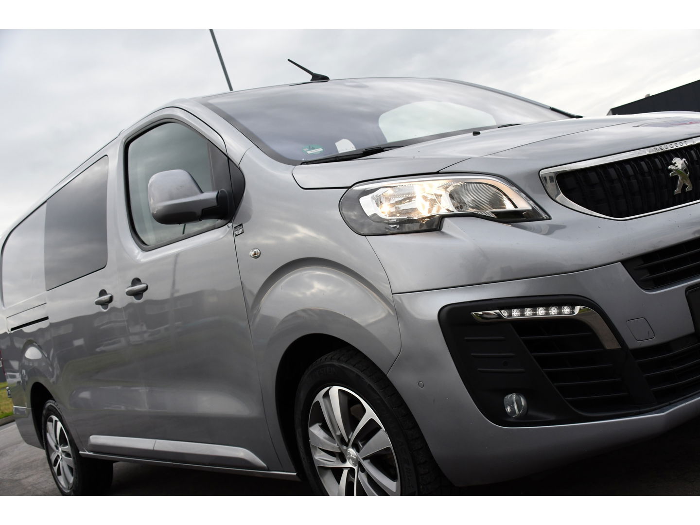 Peugeot Expert 2.0 BlueHDI 120 Long Asphalt DC 360 Camera, Cruise, Carplay, 2 x Schuifdeur, Multimedia, 122pk, Trekhaak, Sensoren, Uniek!