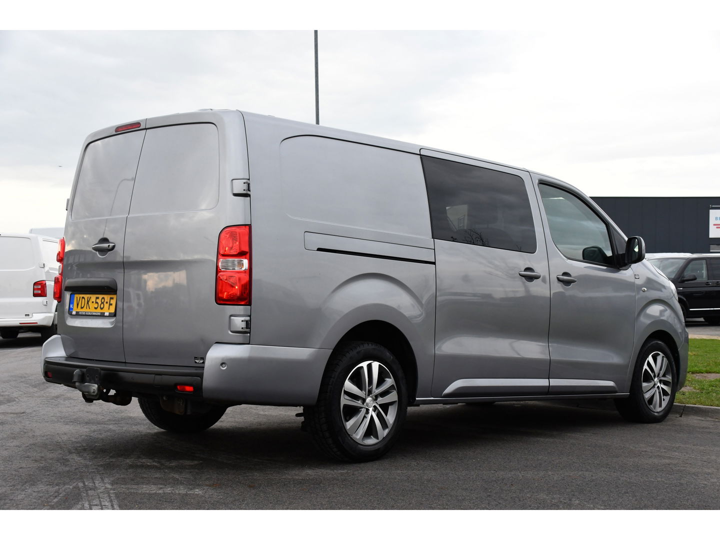 Peugeot Expert 2.0 BlueHDI 120 Long Asphalt DC 360 Camera, Cruise, Carplay, 2 x Schuifdeur, Multimedia, 122pk, Trekhaak, Sensoren, Uniek!