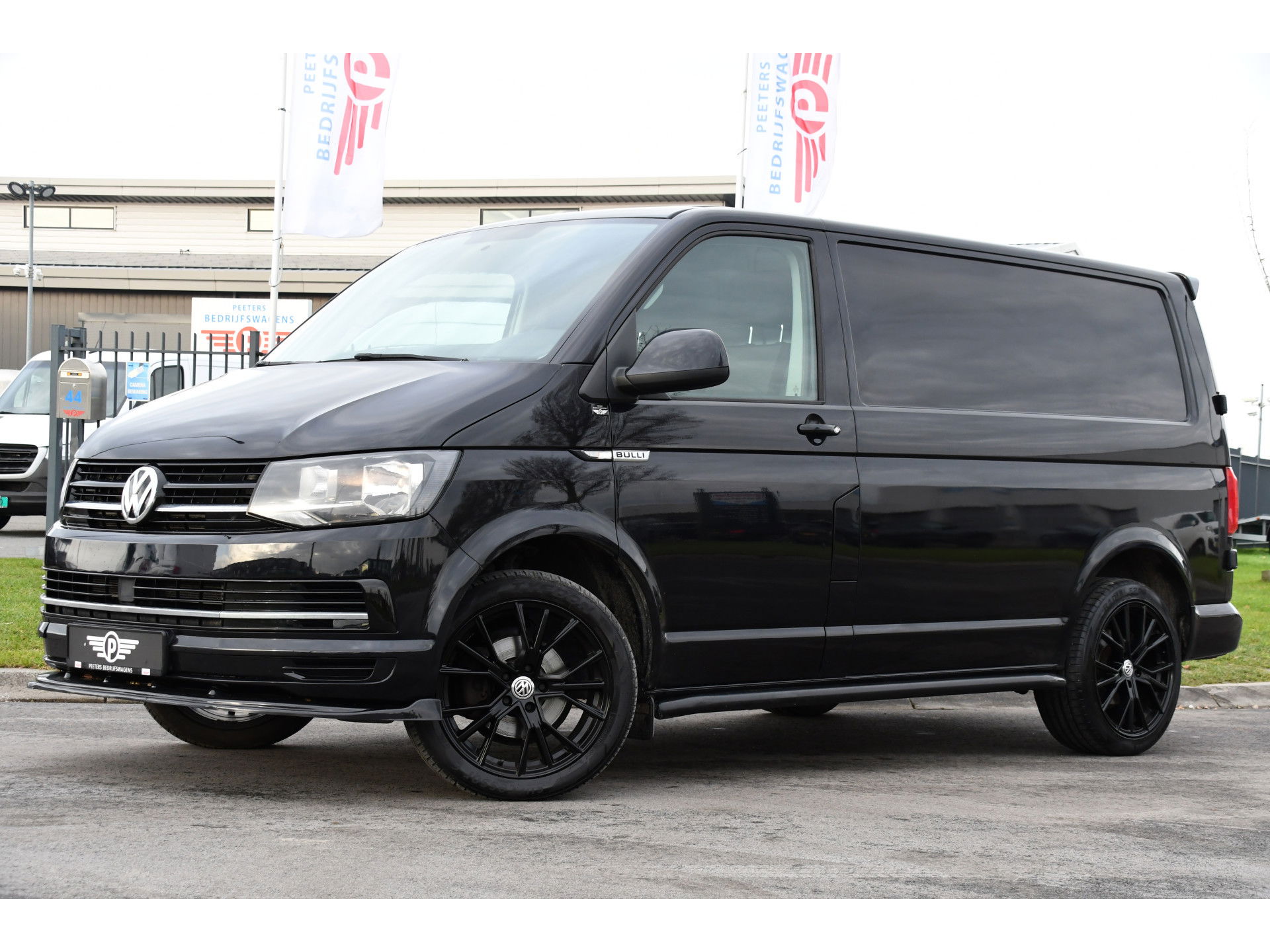 Volkswagen Transporter 2.0 TDI L1H1 Black Edition Cruise, Stoelverwarming, 150pk, Automaat, Sensoren, Trekhaak, Standkachel, Uniek!