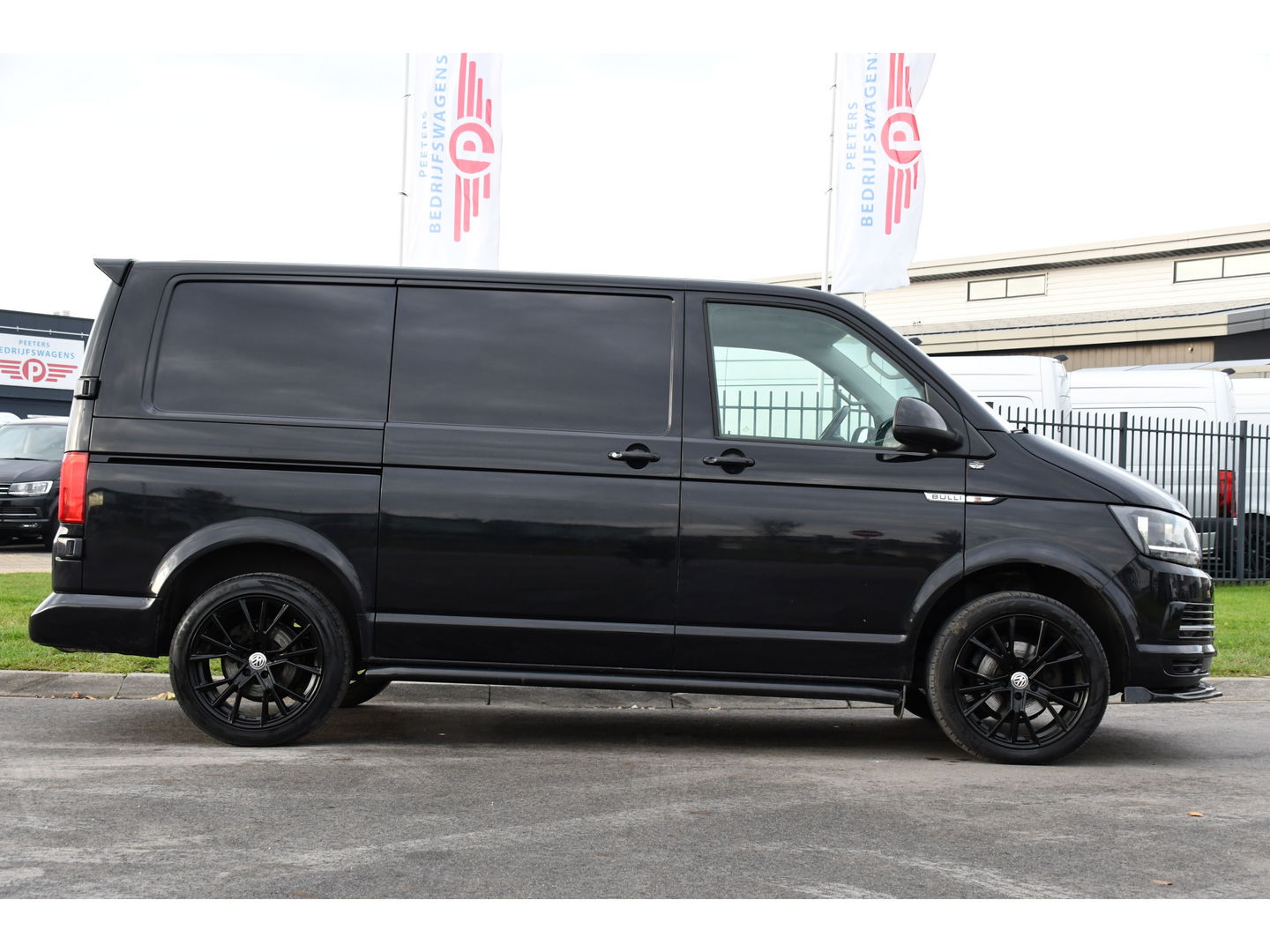 Volkswagen Transporter 2.0 TDI L1H1 Black Edition Cruise, Stoelverwarming, 150pk, Automaat, Sensoren, Trekhaak, Standkachel, Uniek!