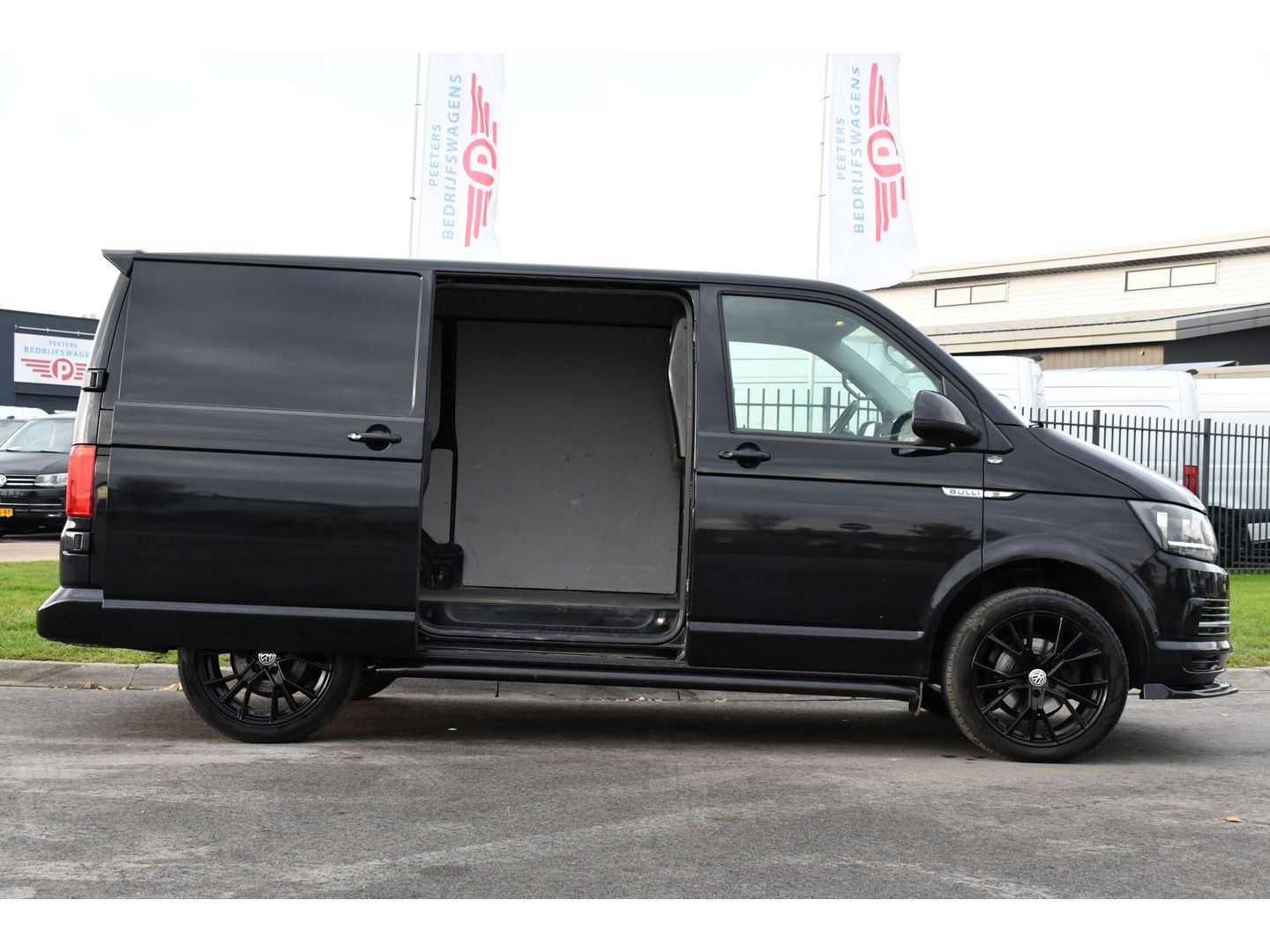 Volkswagen Transporter 2.0 TDI L1H1 Black Edition Cruise, Stoelverwarming, 150pk, Automaat, Sensoren, Trekhaak, Standkachel, Uniek!