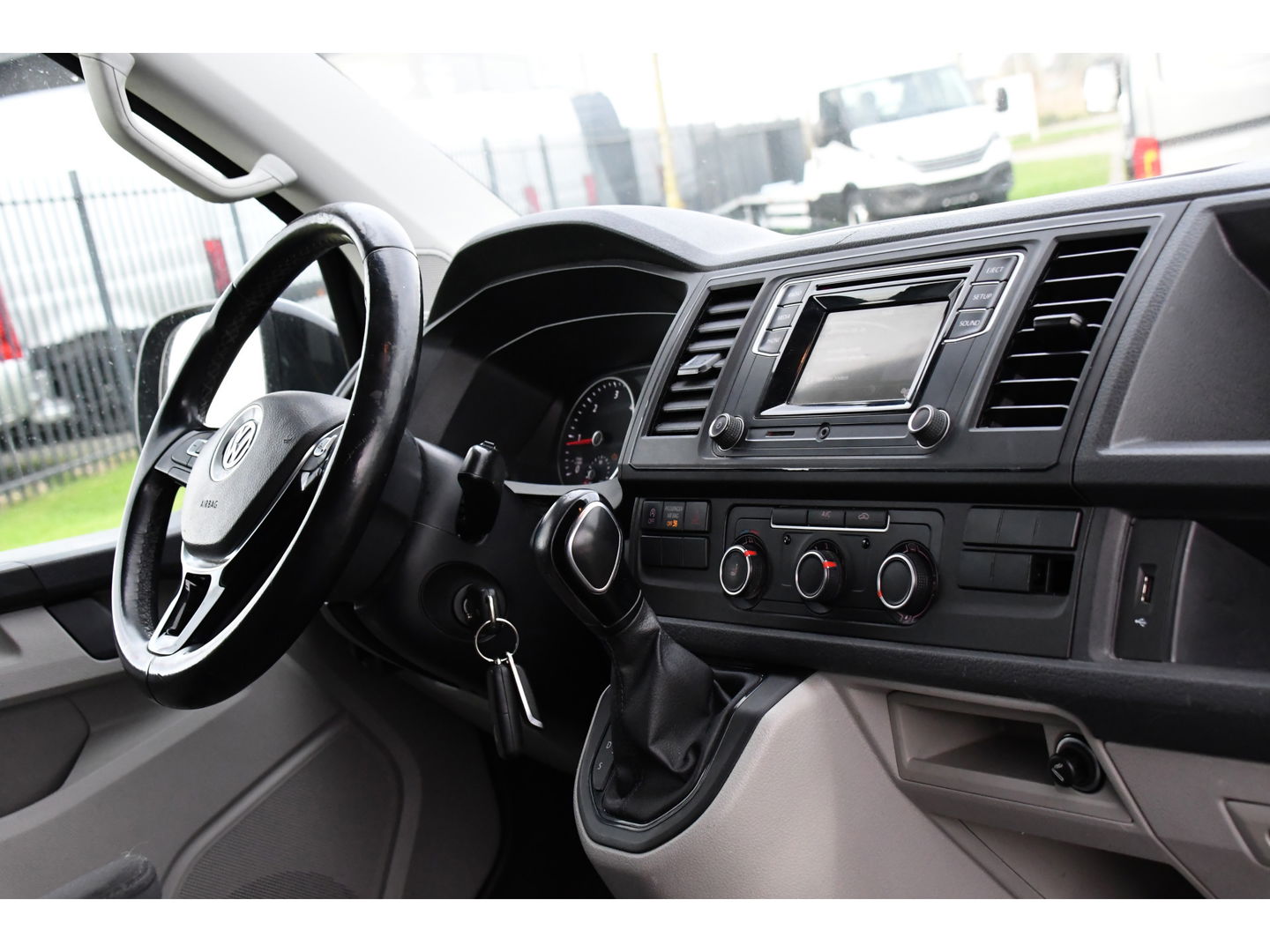 Volkswagen Transporter 2.0 TDI L1H1 Black Edition Cruise, Stoelverwarming, 150pk, Automaat, Sensoren, Trekhaak, Standkachel, Uniek!