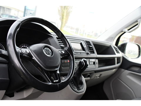 Volkswagen Transporter 2.0 TDI L1H1 Black Edition Cruise, Stoelverwarming, 150pk, Automaat, Sensoren, Trekhaak, Standkachel, Uniek!