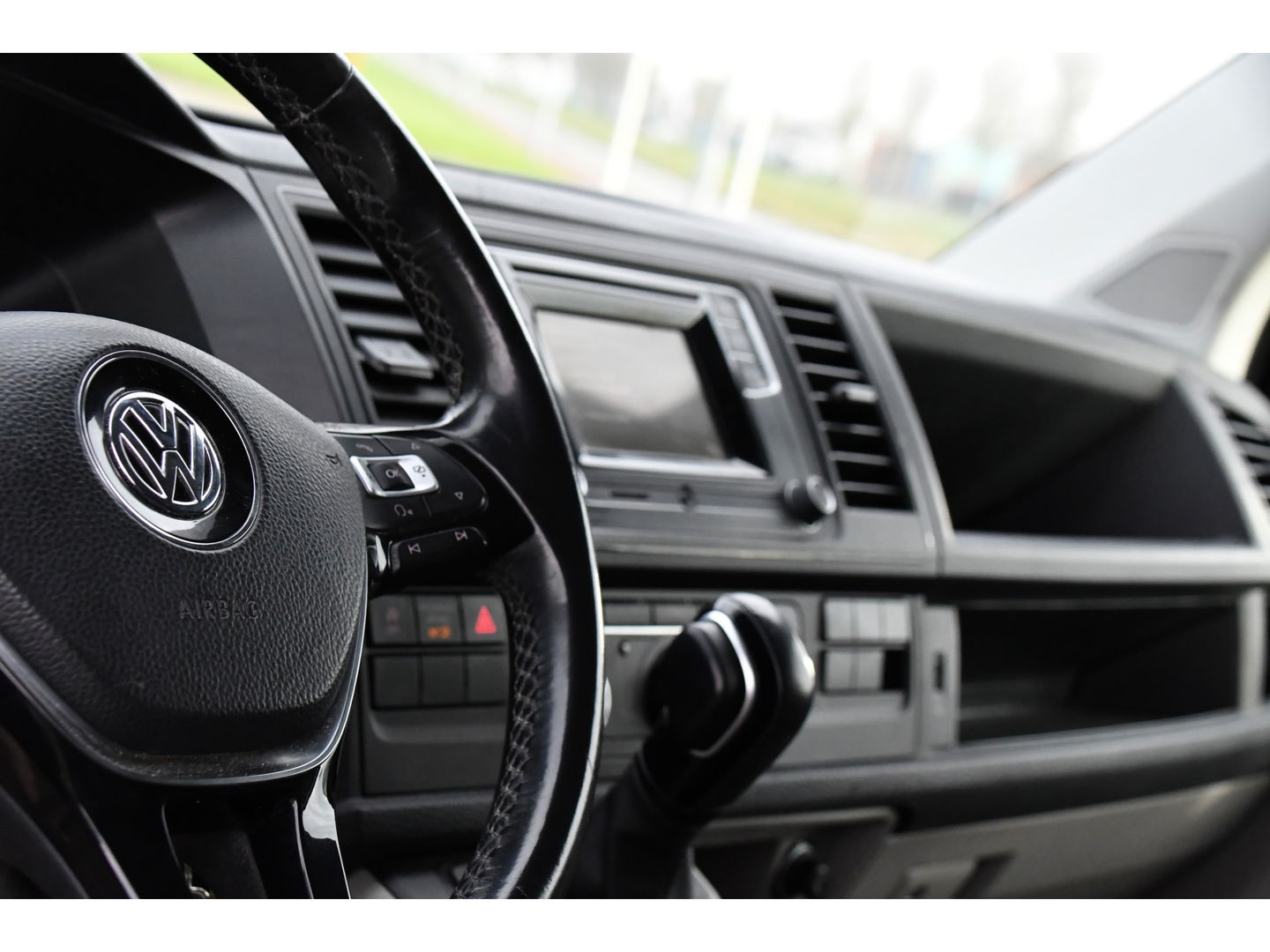 Volkswagen Transporter 2.0 TDI L1H1 Black Edition Cruise, Stoelverwarming, 150pk, Automaat, Sensoren, Trekhaak, Standkachel, Uniek!