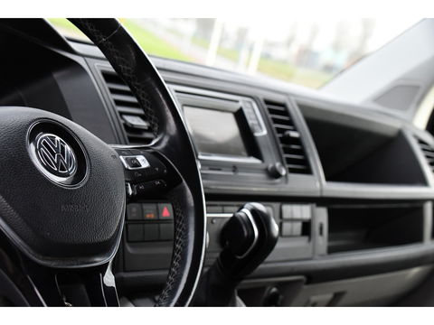 Volkswagen Transporter 2.0 TDI L1H1 Black Edition Cruise, Stoelverwarming, 150pk, Automaat, Sensoren, Trekhaak, Standkachel, Uniek!