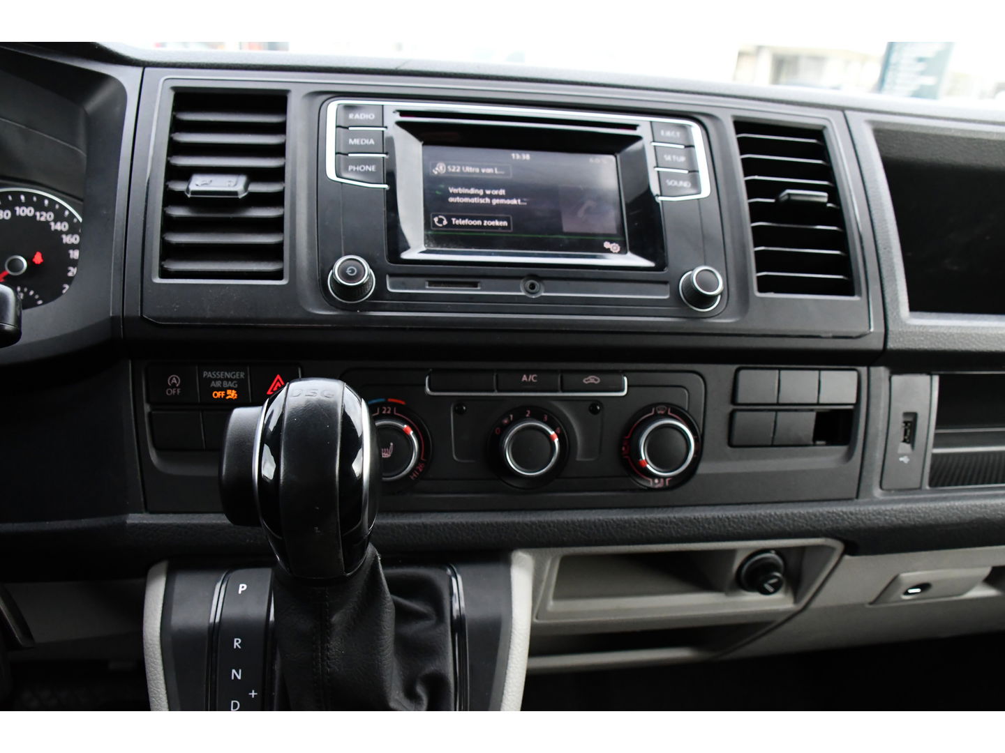 Volkswagen Transporter 2.0 TDI L1H1 Black Edition Cruise, Stoelverwarming, 150pk, Automaat, Sensoren, Trekhaak, Standkachel, Uniek!