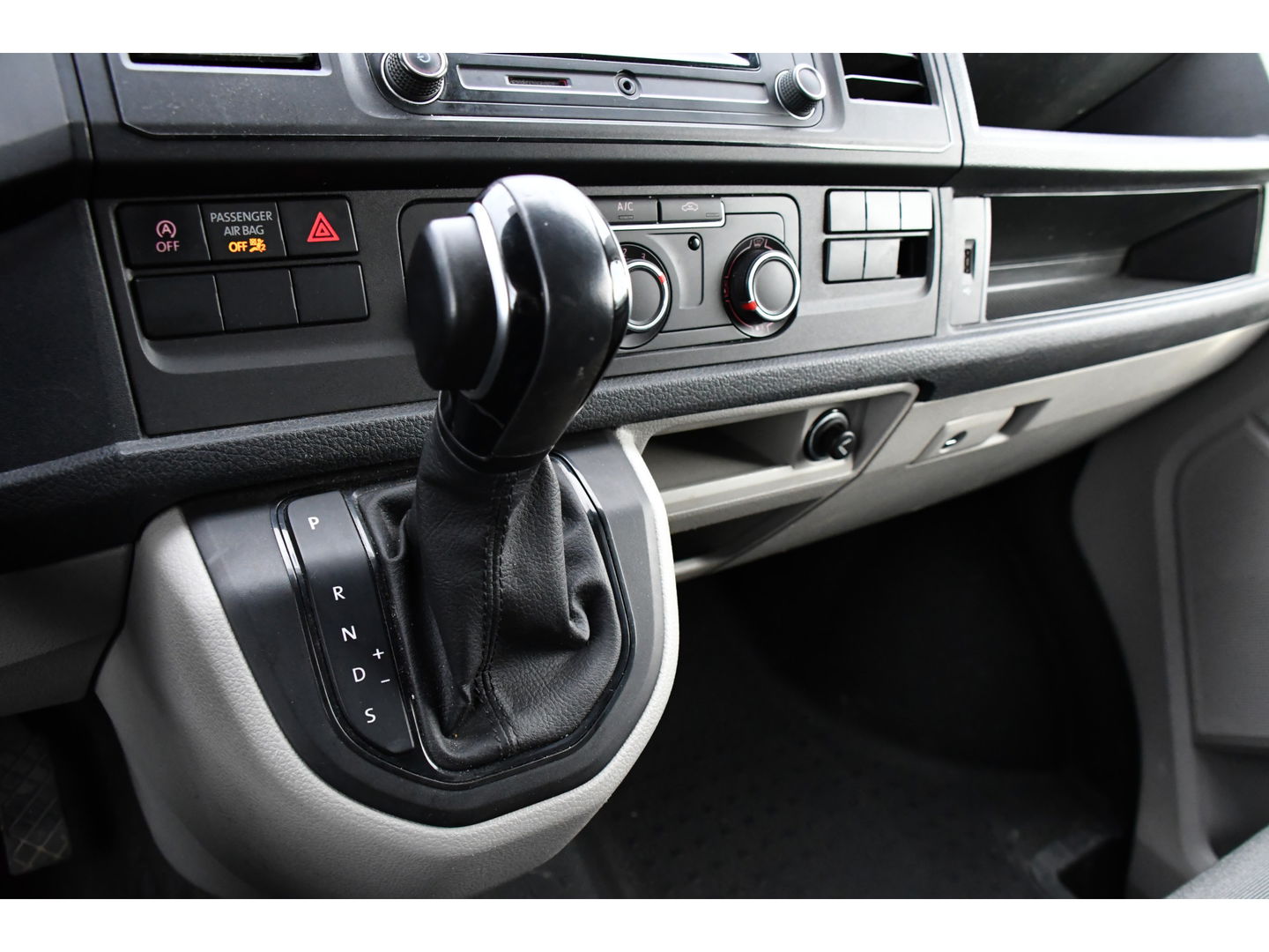 Volkswagen Transporter 2.0 TDI L1H1 Black Edition Cruise, Stoelverwarming, 150pk, Automaat, Sensoren, Trekhaak, Standkachel, Uniek!