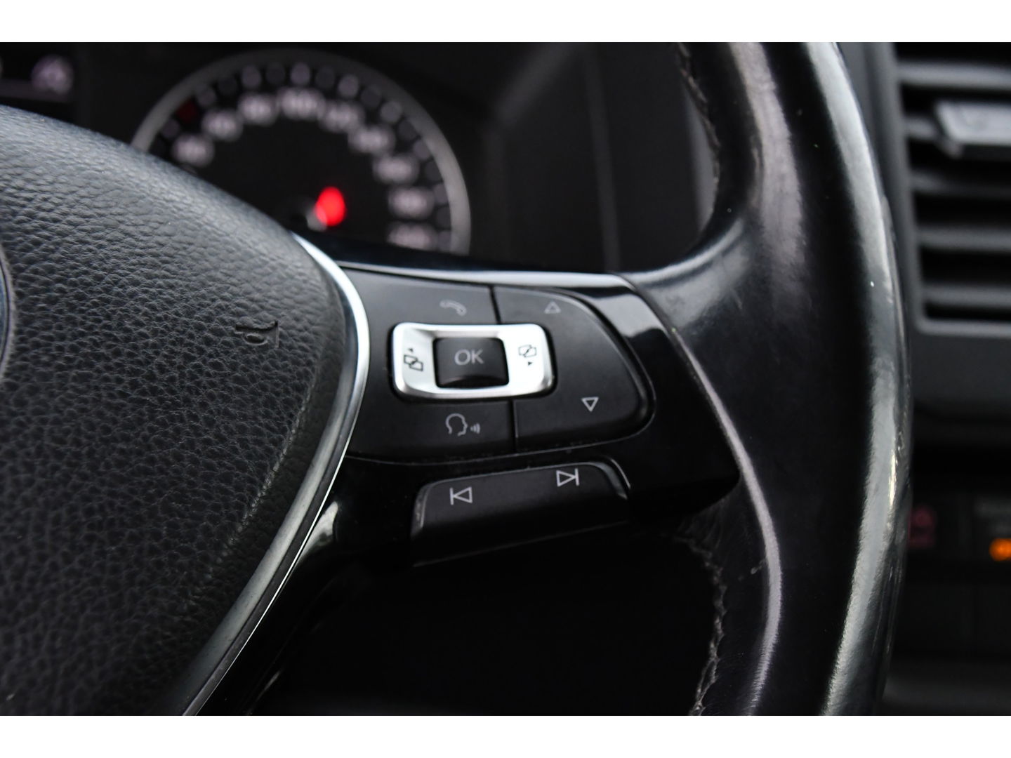 Volkswagen Transporter 2.0 TDI L1H1 Black Edition Cruise, Stoelverwarming, 150pk, Automaat, Sensoren, Trekhaak, Standkachel, Uniek!