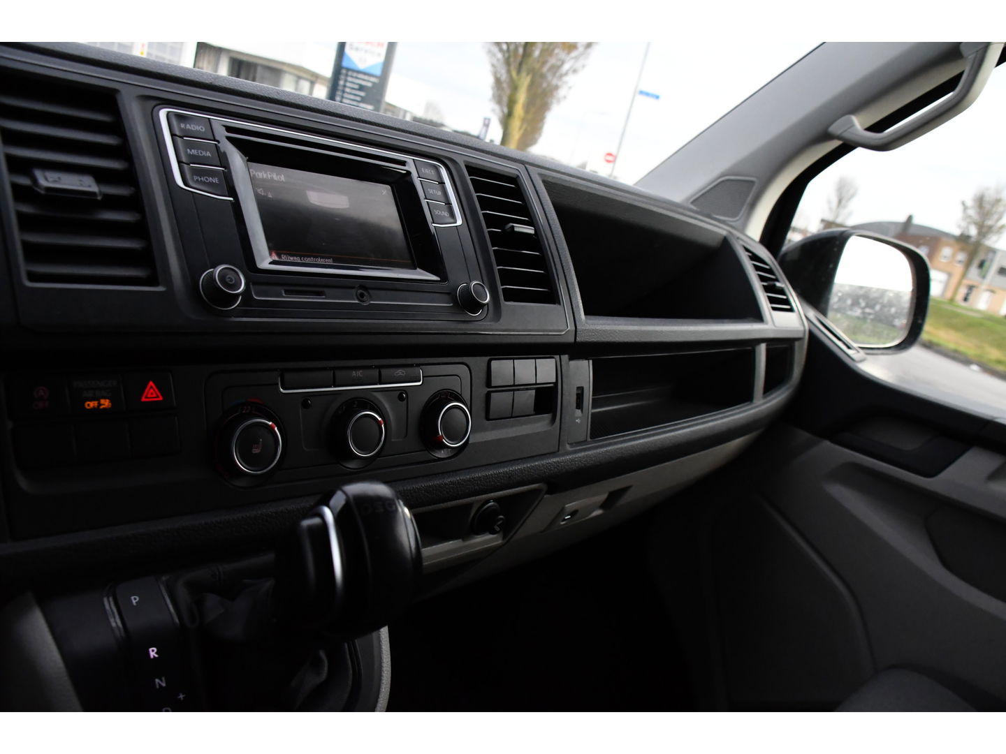 Volkswagen Transporter 2.0 TDI L1H1 Black Edition Cruise, Stoelverwarming, 150pk, Automaat, Sensoren, Trekhaak, Standkachel, Uniek!