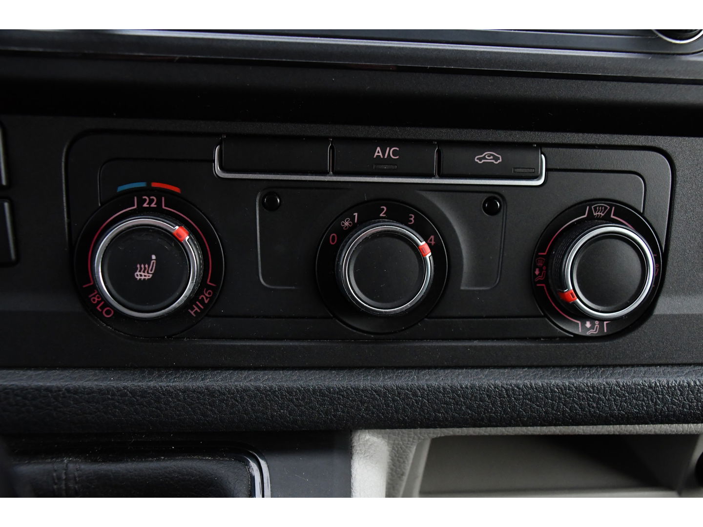 Volkswagen Transporter 2.0 TDI L1H1 Black Edition Cruise, Stoelverwarming, 150pk, Automaat, Sensoren, Trekhaak, Standkachel, Uniek!