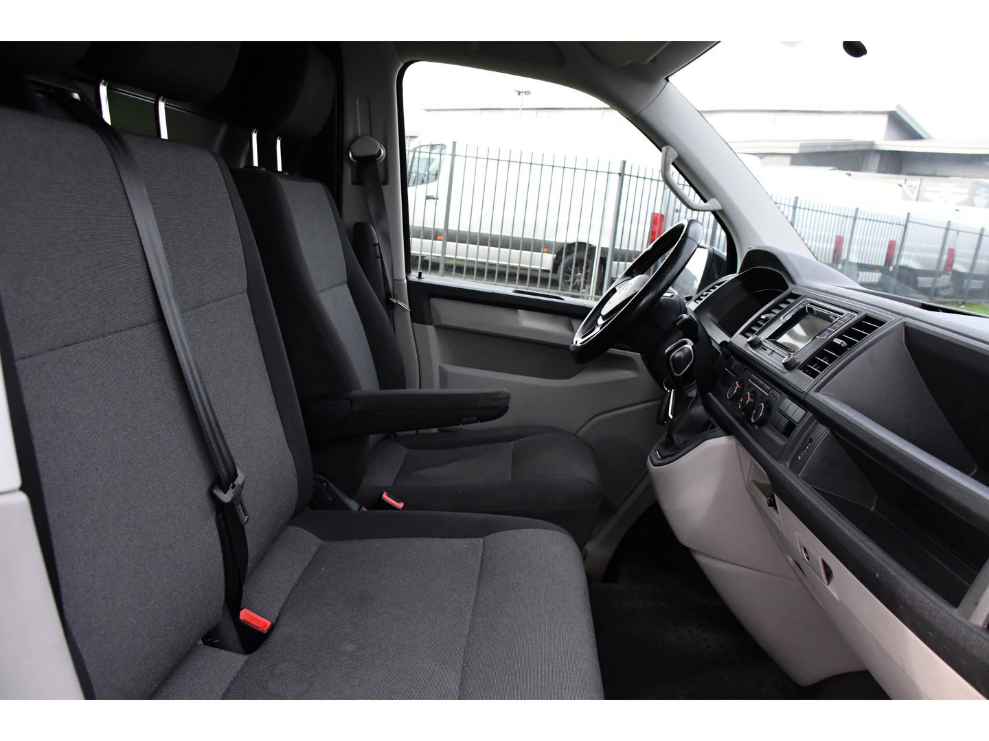 Volkswagen Transporter 2.0 TDI L1H1 Black Edition Cruise, Stoelverwarming, 150pk, Automaat, Sensoren, Trekhaak, Standkachel, Uniek!