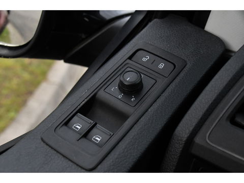 Volkswagen Transporter 2.0 TDI L1H1 Black Edition Cruise, Stoelverwarming, 150pk, Automaat, Sensoren, Trekhaak, Standkachel, Uniek!