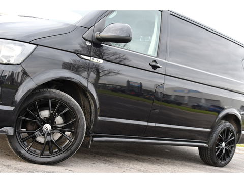 Volkswagen Transporter 2.0 TDI L1H1 Black Edition Cruise, Stoelverwarming, 150pk, Automaat, Sensoren, Trekhaak, Standkachel, Uniek!
