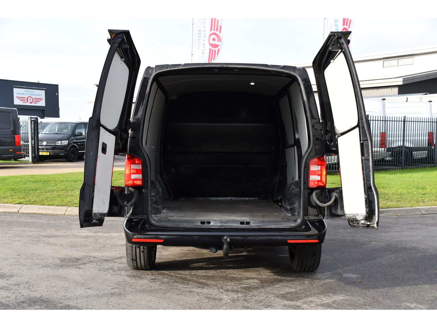 Volkswagen Transporter 2.0 TDI L1H1 Black Edition Cruise, Stoelverwarming, 150pk, Automaat, Sensoren, Trekhaak, Standkachel, Uniek!