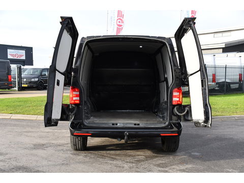 Volkswagen Transporter 2.0 TDI L1H1 Black Edition Cruise, Stoelverwarming, 150pk, Automaat, Sensoren, Trekhaak, Standkachel, Uniek!