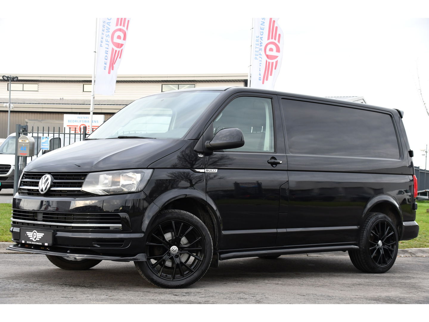 Volkswagen Transporter 2.0 TDI L1H1 Black Edition Cruise, Stoelverwarming, 150pk, Automaat, Sensoren, Trekhaak, Standkachel, Uniek!
