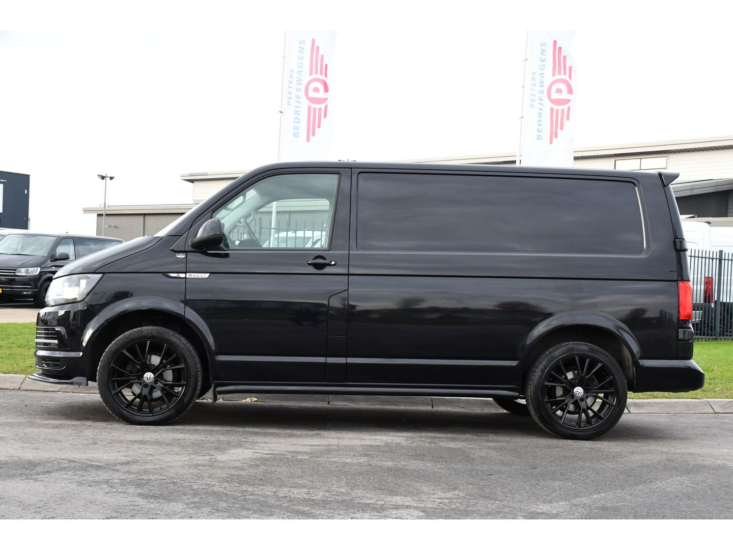 Volkswagen Transporter 2.0 TDI L1H1 Black Edition Cruise, Stoelverwarming, 150pk, Automaat, Sensoren, Trekhaak, Standkachel, Uniek!
